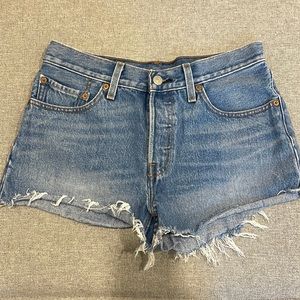 ⚡️LAST CALL⚡️LEVI’S CUT OFF SHORTS